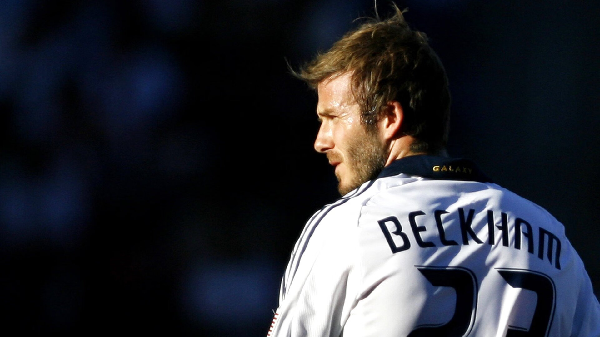 中国队冲线瞬间点燃全场气氛,中国队继续冲